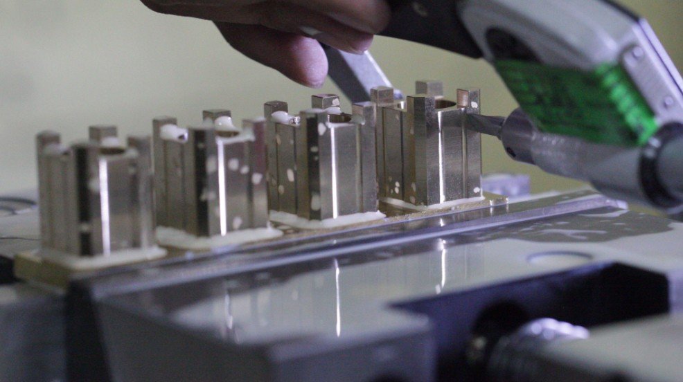 How does CNC machining comply with FDA/ISO 13485 standards?